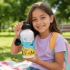 Niña utilizando una botella metálica Punta del Este de Ilustrada
