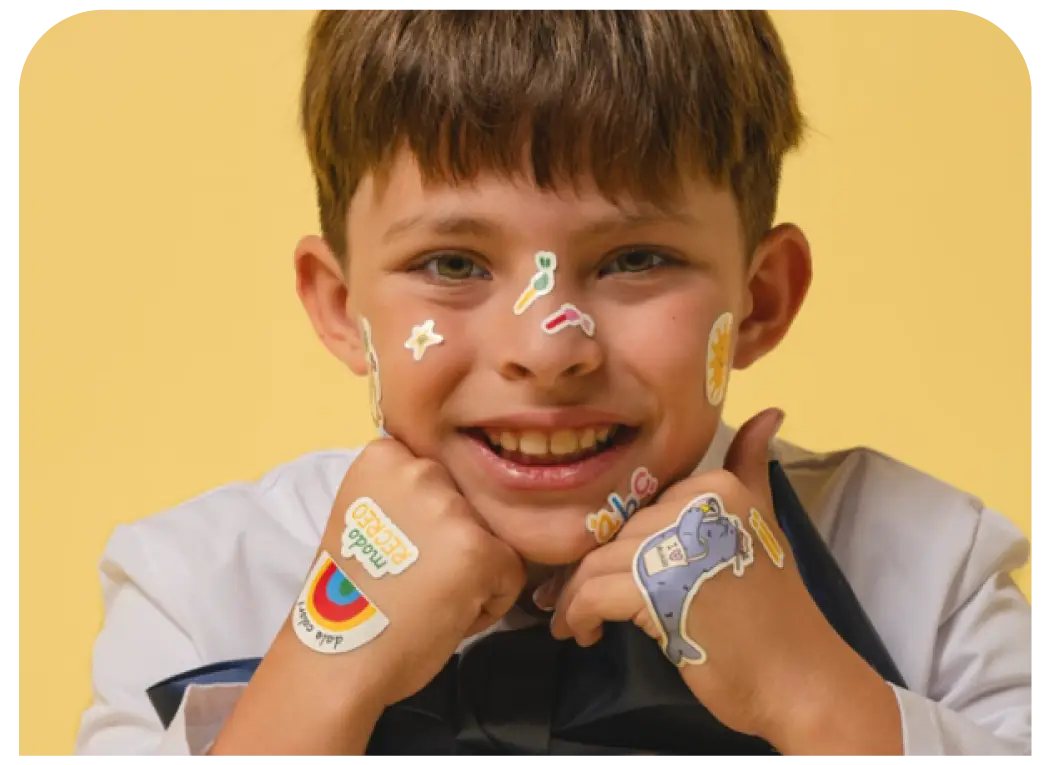 Niño con stickers de la campaña Vuelta a Clase de El Dorado e Ilustrada
