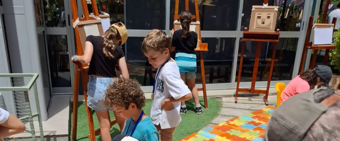 Niños participando en un taller de pintura con caballetes