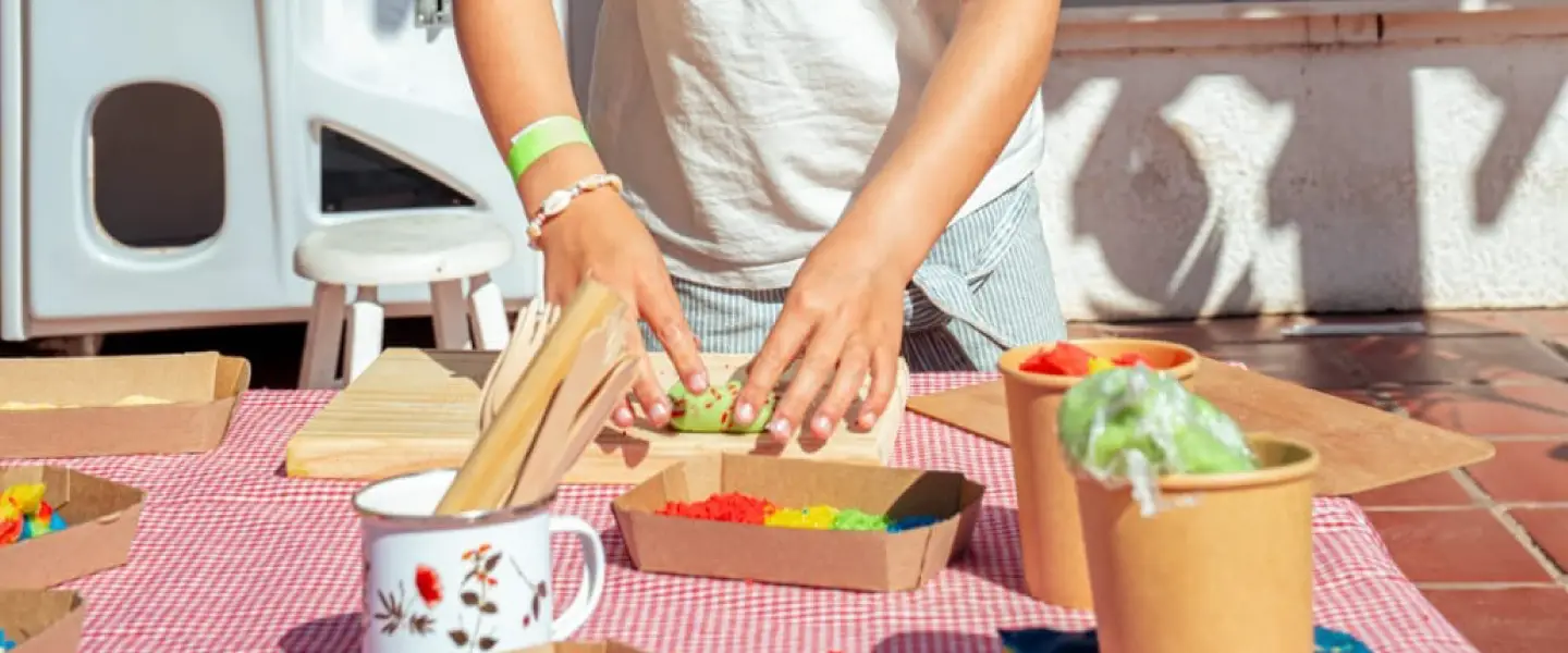 Taller creativo para niños con materiales de arte y manualidades