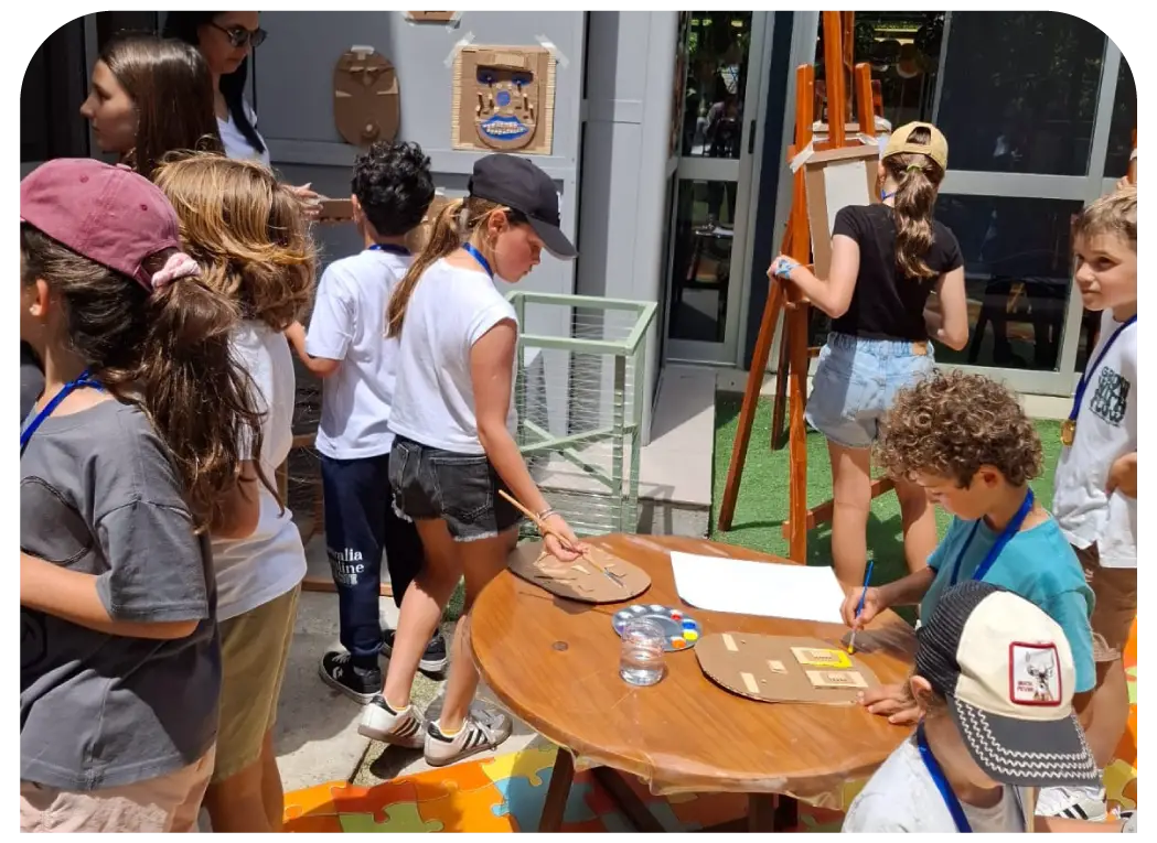Niños participando en una actividad artística durante el Family Day del Colegio Woodside