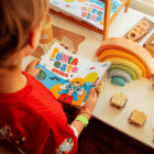 Niño disfrutando del libro para colorear Punta del Este de Ilustrada