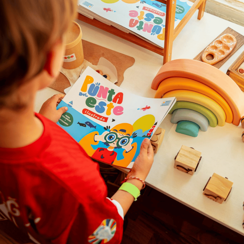 Niño disfrutando del libro para colorear Punta del Este de Ilustrada