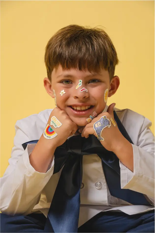 Niño con stickers de la campaña Vuelta a Clases de El Dorado