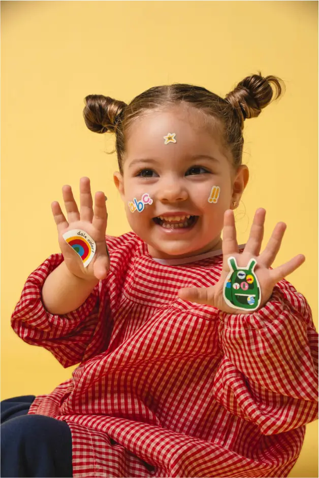 Niña mostrando stickers de la campaña Vuelta a Clases de El Dorado