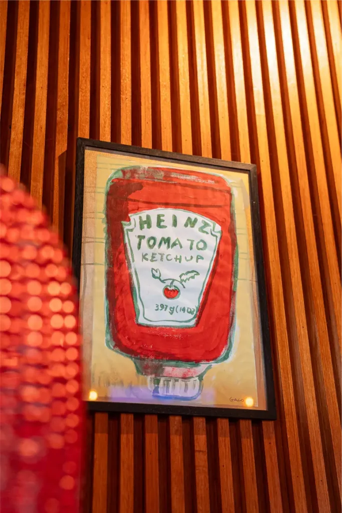 Ilustración de botella de ketchup en la decoración de Rex La Barra