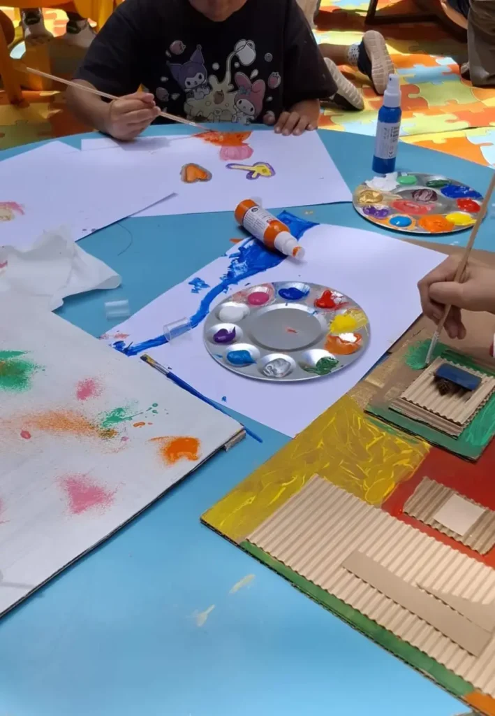 Pinturas pinceles y materiales preparados para el Family Day del Colegio Woodside