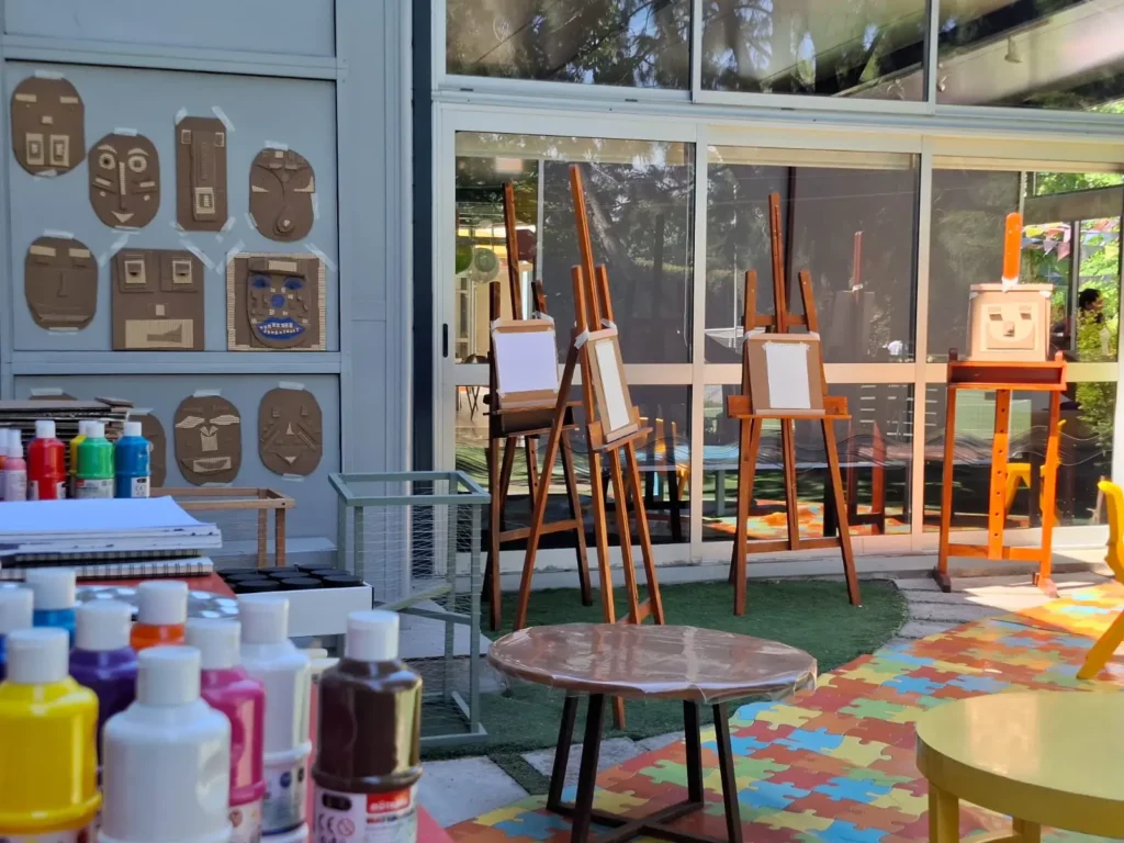 Espacio artístico preparado por Ilustrada para el Family Day del Colegio Woodside