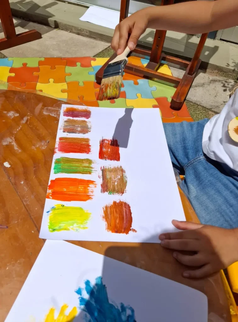 Niños pintando y creando con cartón durante un taller artístico de Ilustrada