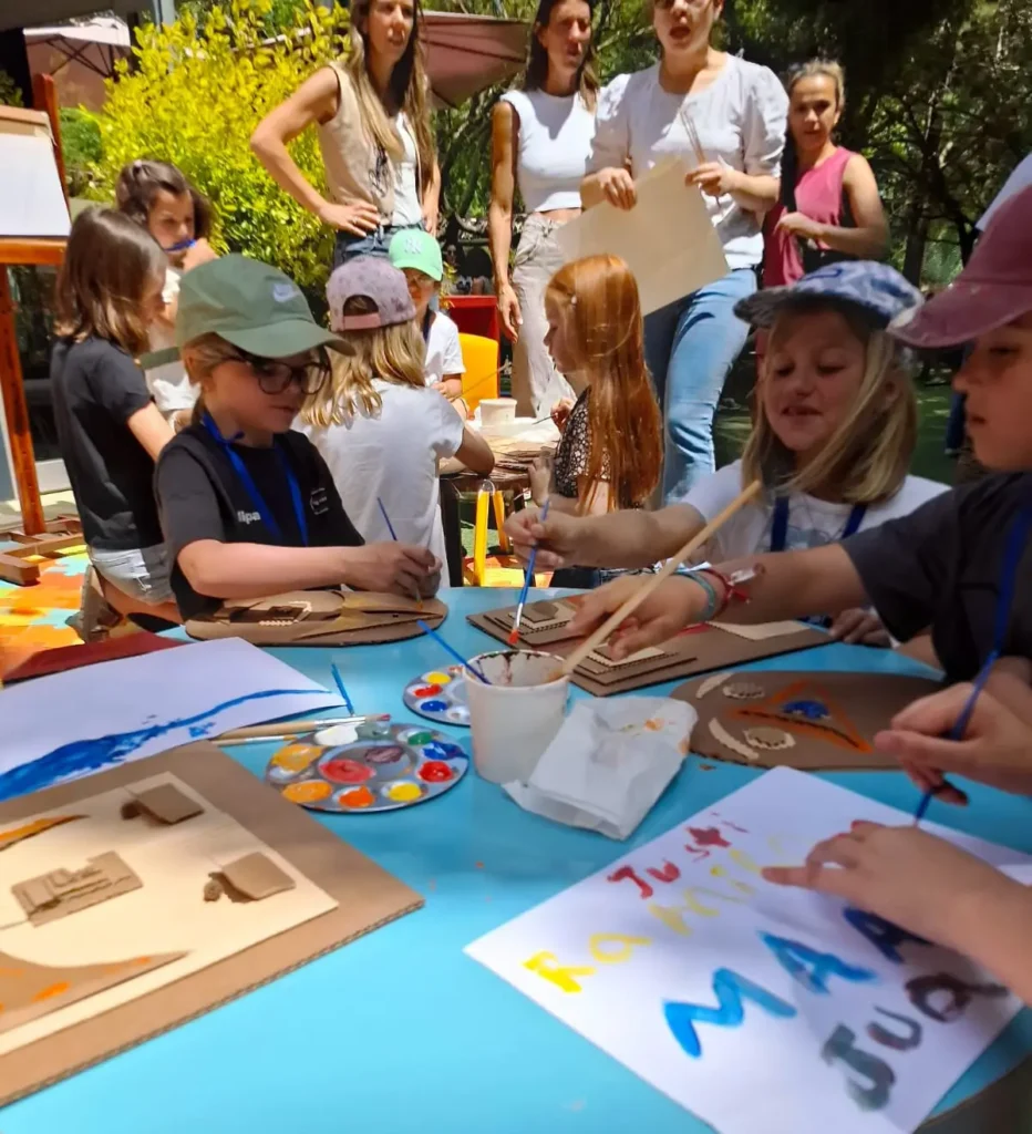 Niño experimentando con colores y pinceles durante el Family Day del Colegio Woodside