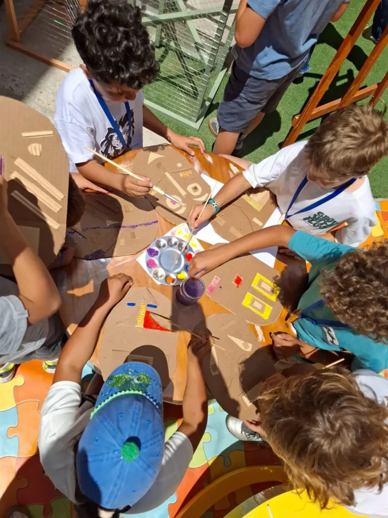 Niños pintando y creando con cartón durante el Family Day del Colegio Woodside