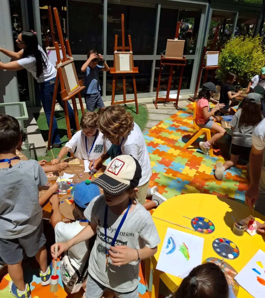 Niños participando en talleres creativos durante el Family Day del Colegio Woodside