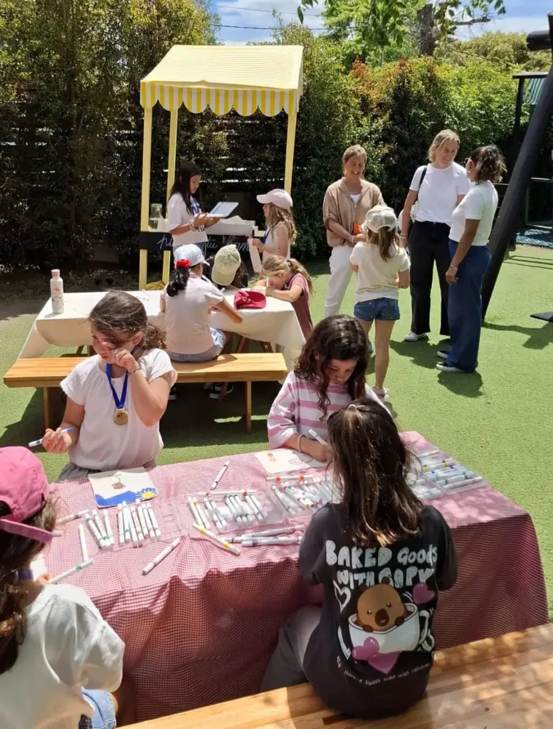 Niños y familias participando en actividades creativas al aire libre en el Family Day de Woodside