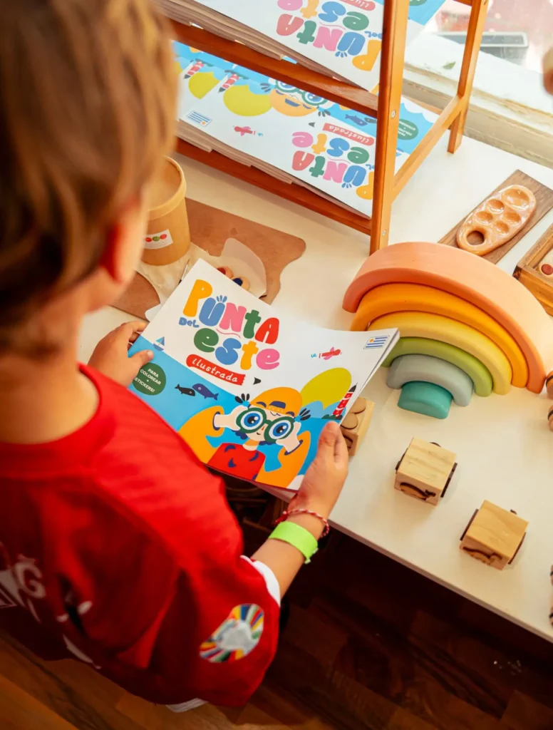 Lanzamiento del libro Punta del Este | Ilustrada Niño con el libro para colorear Punta del Este durante una actividad de Ilustrada