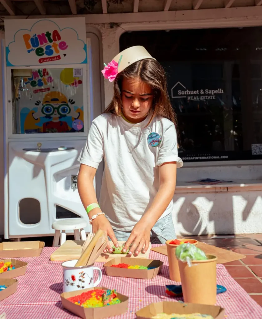 Actividad creativa Punta del Este Ilustrada Niña participando en una actividad creativa durante el lanzamiento del libro Punta del Este