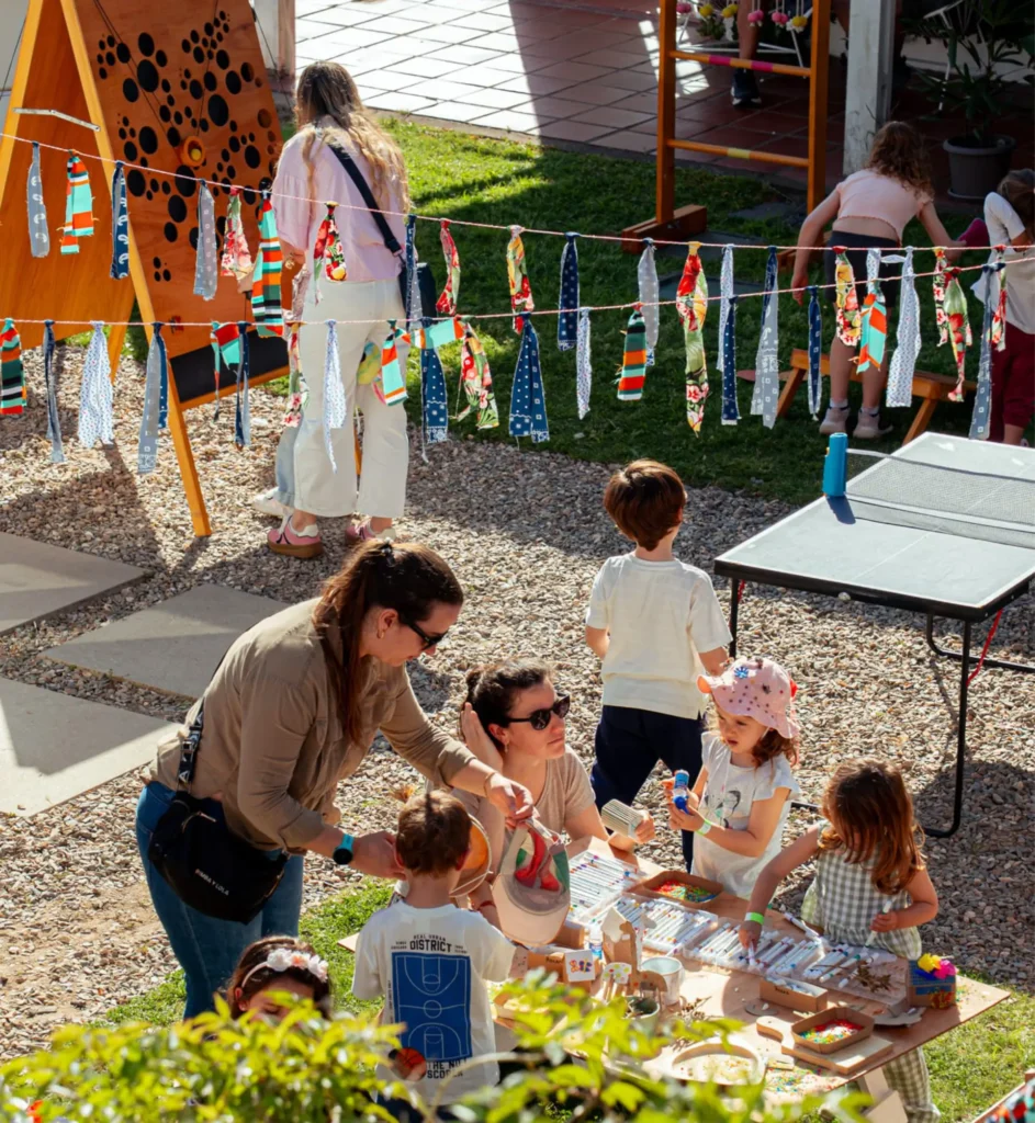 Lanzamiento Punta del Este Ilustrada – actividades Niños y familias participando en actividades durante el lanzamiento de Punta del Este Ilustrada
